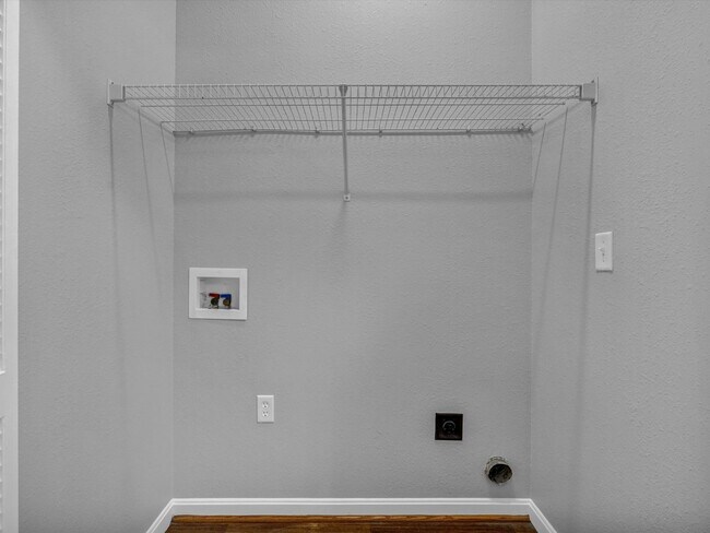 Building Photo - Walking Trails*******Castle School System********Large 3 Bedroom