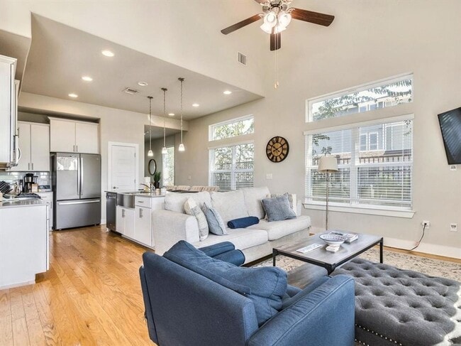 Building Photo - Inviting 4/BR 2.5/BA Home in Austin