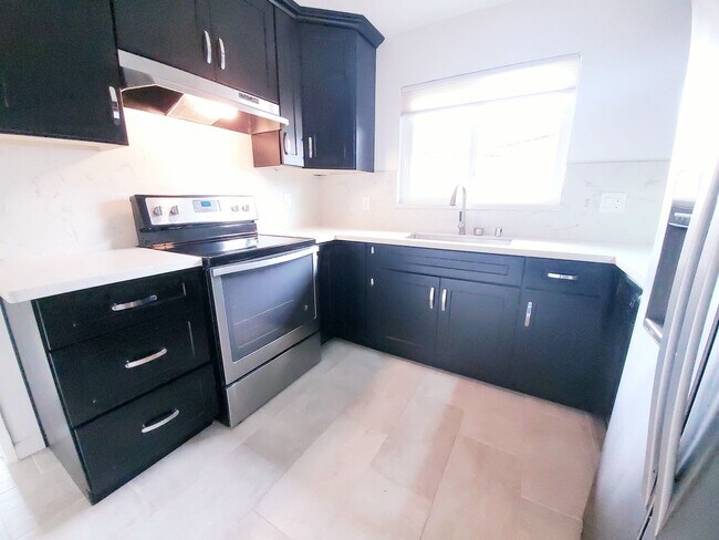 Building Photo - Lovely top floor condo unit; 2 bed/ 2 bath