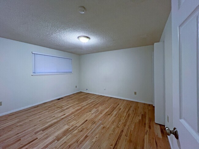 Building Photo - 4 bedroom 2.05 bath rambler on Kent's East...