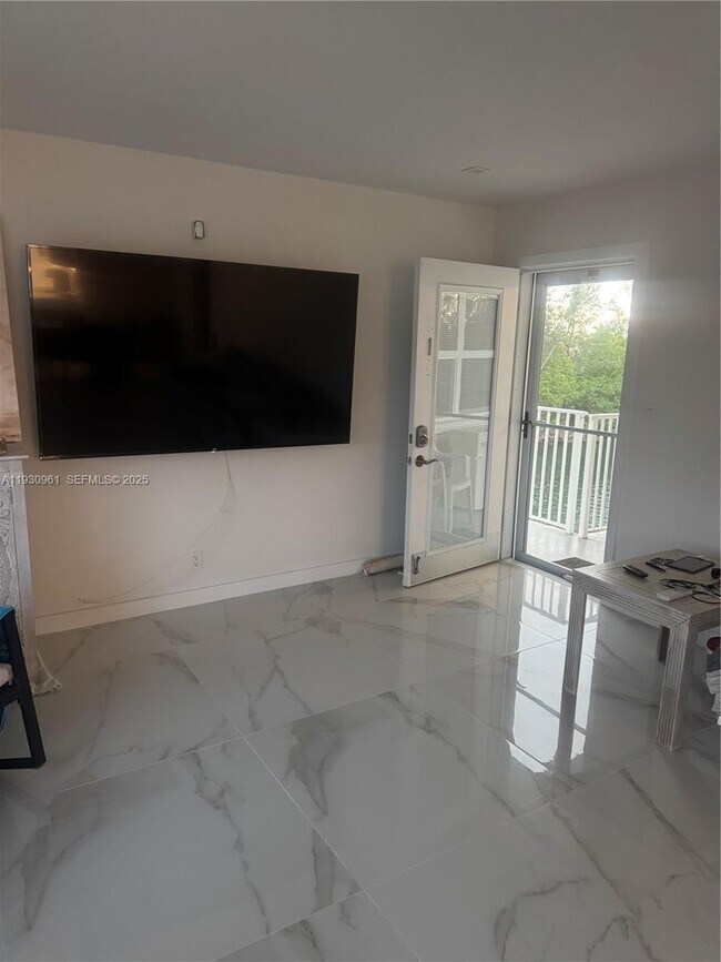 Building Photo - 3922 NE 166th St