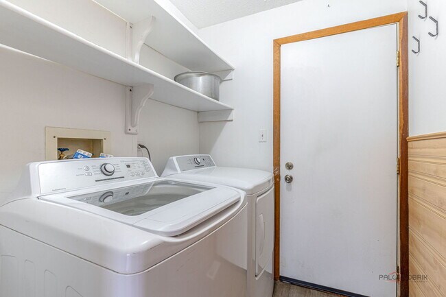 Building Photo - 1261 Hialeah Ln