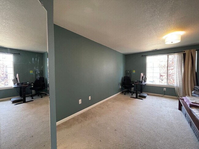 Building Photo - Charming Rock Creek 3 Bed 2.5 Bath - Centr...
