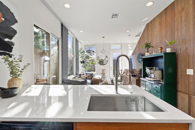 Building Photo - 1904 E 17th St