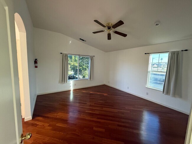 Building Photo - Large two story in Rose Hollow neighborhoo...