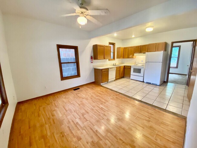 Building Photo - 304