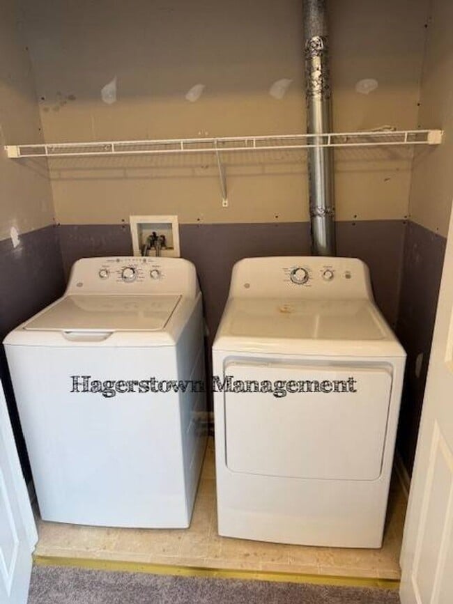 Building Photo - Townhouse Close to I-81 Roycroft Drive