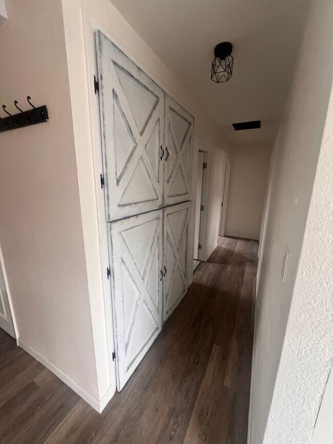 Building Photo - Holiday Move in Special  - $500 Off Rent!!!! 3 bedroom, 1 Bath home - Rare find with a large back...