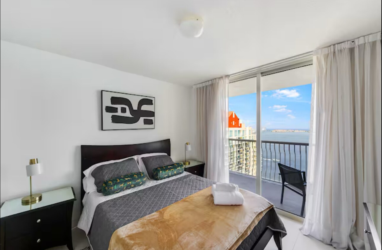 Building Photo - 1200 Brickell Bay Dr