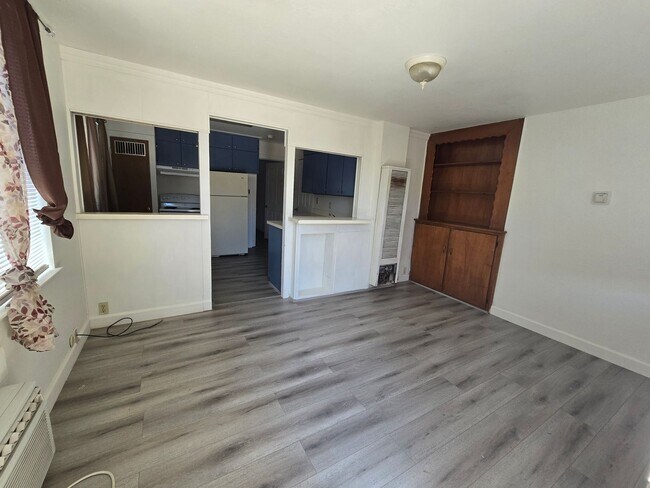 Building Photo - 1 BEDROOM/1 BATH FOR RENT
