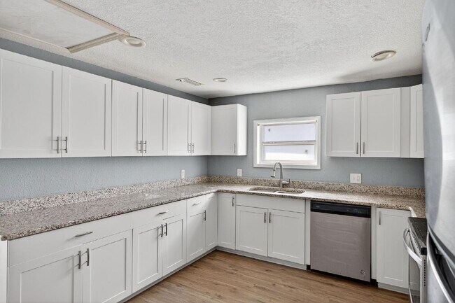 Building Photo - Location, Location, location! Large 3 Bedroom, 2 Bathroom Home for rent. This home has recently b...