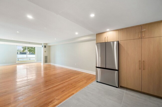 Building Photo - 75-83-83 Cambridge Pkwy