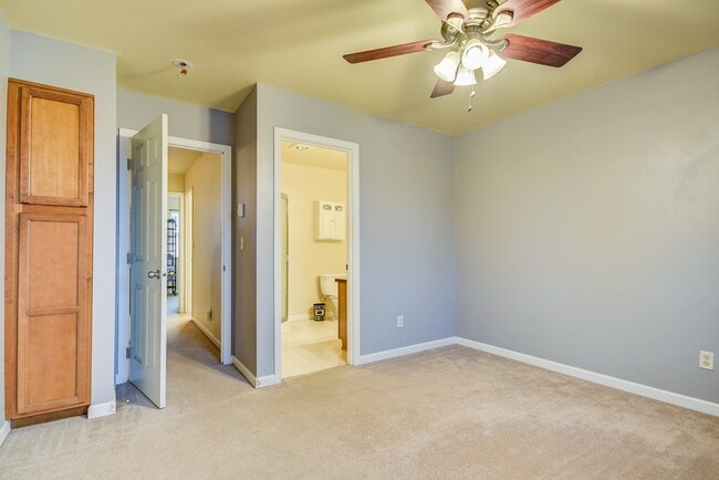 Building Photo - Spacious 2 Bedroom, 2.5 Bathroom Townhome ...