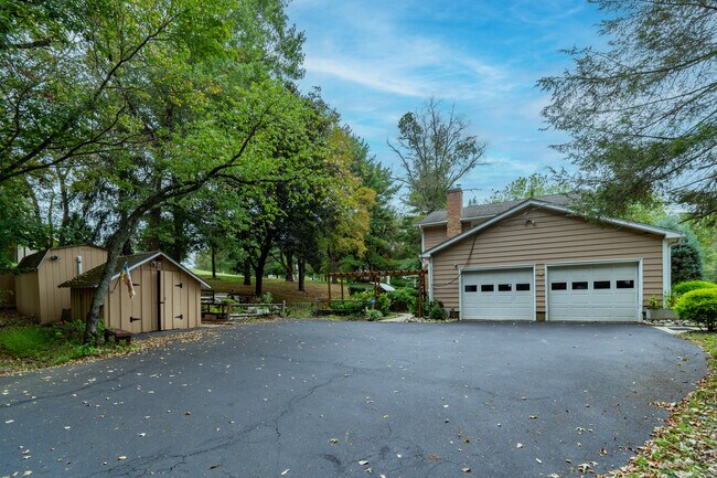 Building Photo - 230 Jacobs Creek Rd