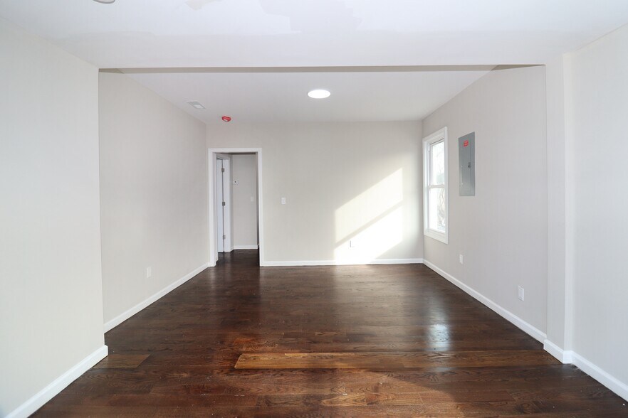 Living room - 356 Beechmont Ave