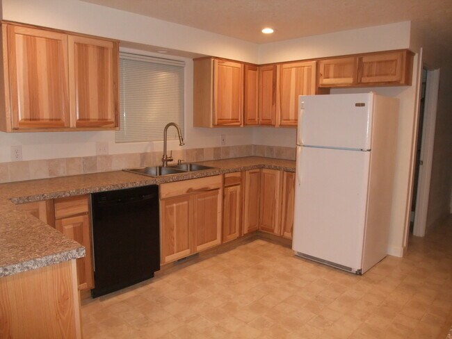 Building Photo - Very Nice Clean Updated Home in Lebanon