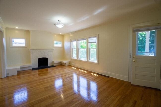 Building Photo - Newly Renovated Bright 2nd Floor Flat - 6/...