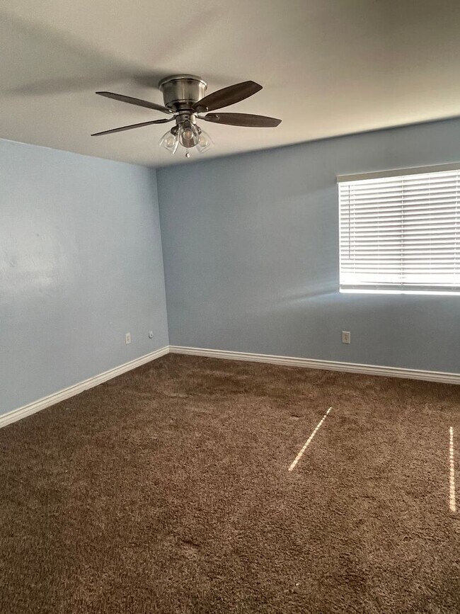 Building Photo - Clean and beautiful Condo!