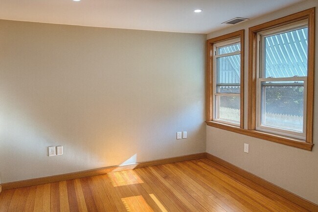 Building Photo - 44 Ferndale Rd