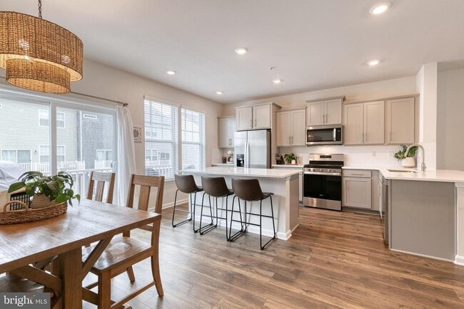 Building Photo - 2050 Hinshaw Dr
