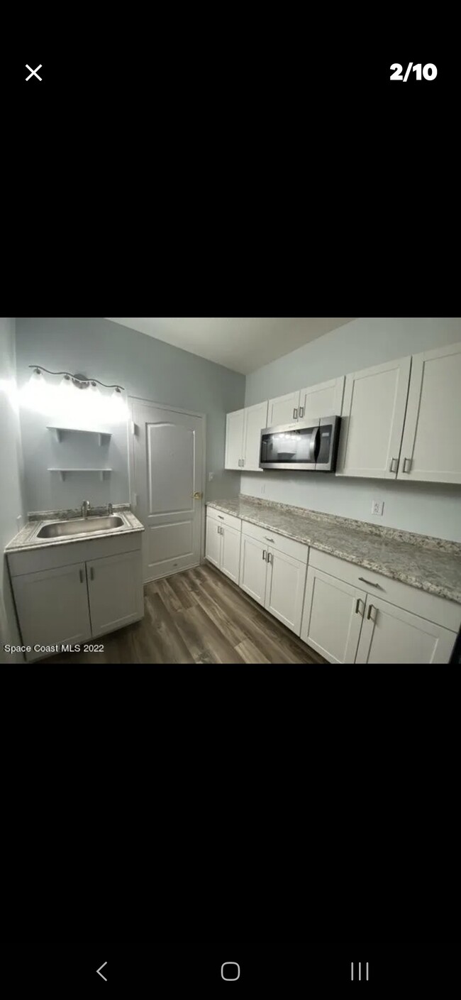 Building Photo - 2180 Country Club Dr