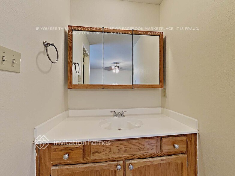 Building Photo - 1229 N Creek Dr