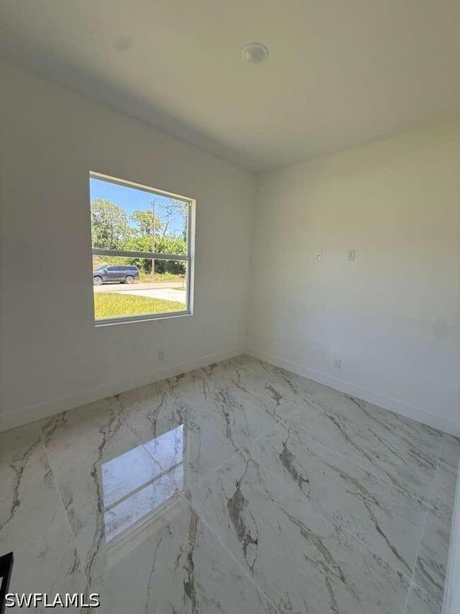 Building Photo - 908 Winters St E