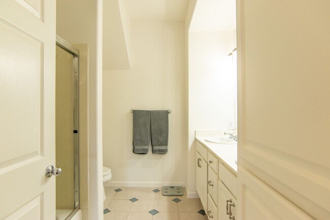 Building Photo - Light & Bright Top Floor Condo Near Apple ...
