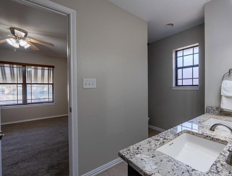 Building Photo - 6013 Stratford Ave