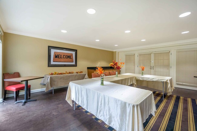 Building Photo - Furnished Studio-Seattle - Everett - Silve...