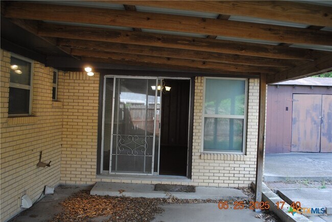 Building Photo - 106 E Young Ave