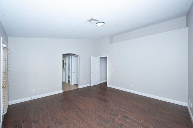Building Photo - 921 E English Heather Dr