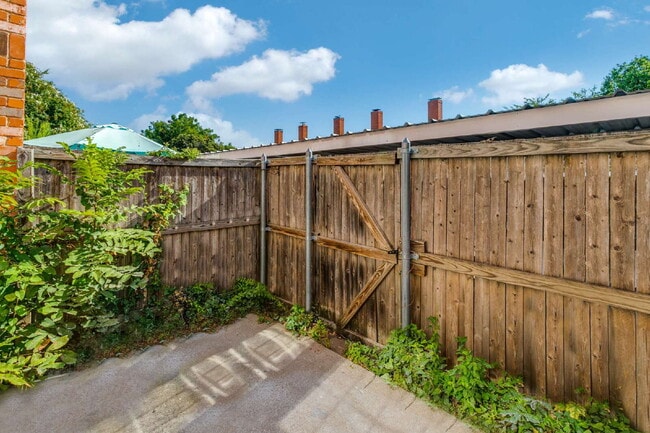Building Photo - Beautifully Updated 2-Bedroom Condo in Gated Indian Creek Community!
