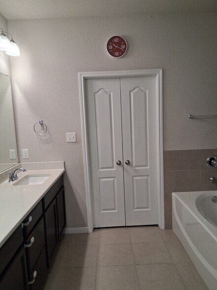 Building Photo - 6307 Southern Cross Dr