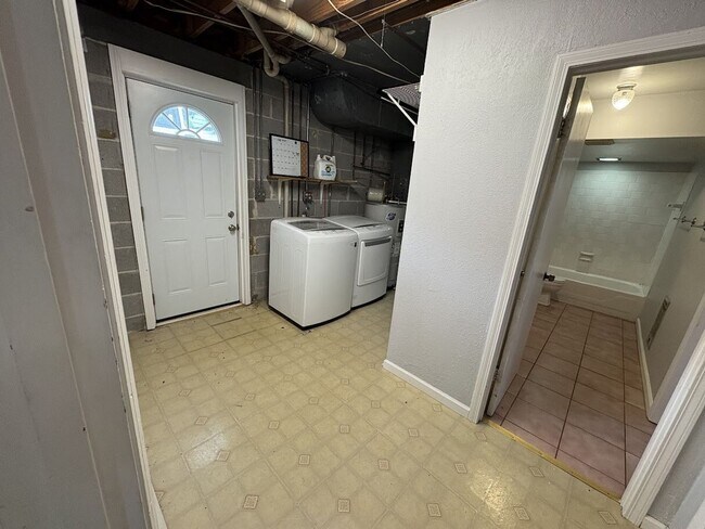 Building Photo - 4240 Crestview Dr