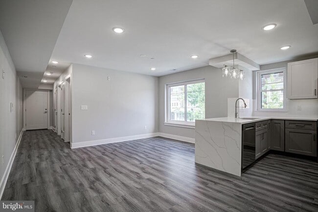 Building Photo - 540 S 52nd St