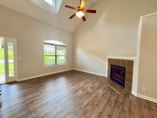 Building Photo - 638 Hidden Valley Dr