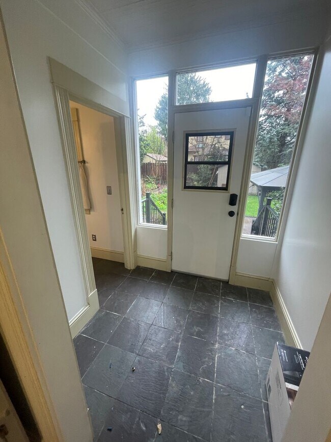 Building Photo - 2002 NE 13th Ave