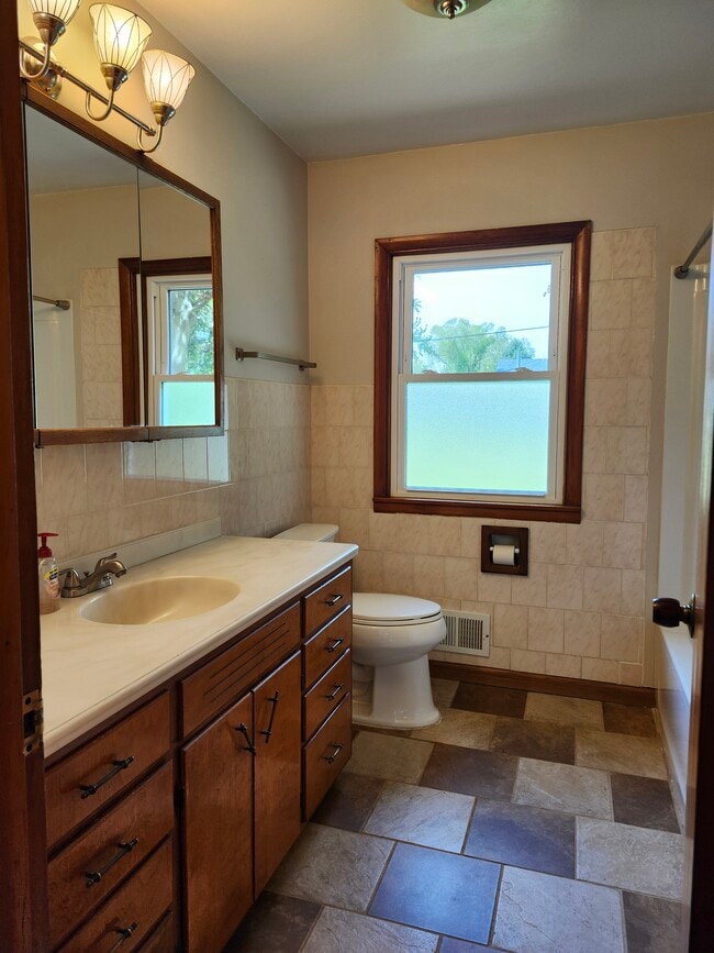 Building Photo - 6618 South Dr