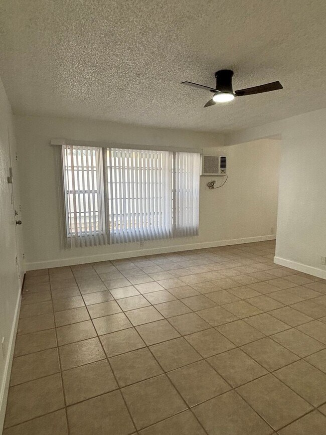 Building Photo - Charming 2 Bedroom Long Beach Apartment - Close to PCH!