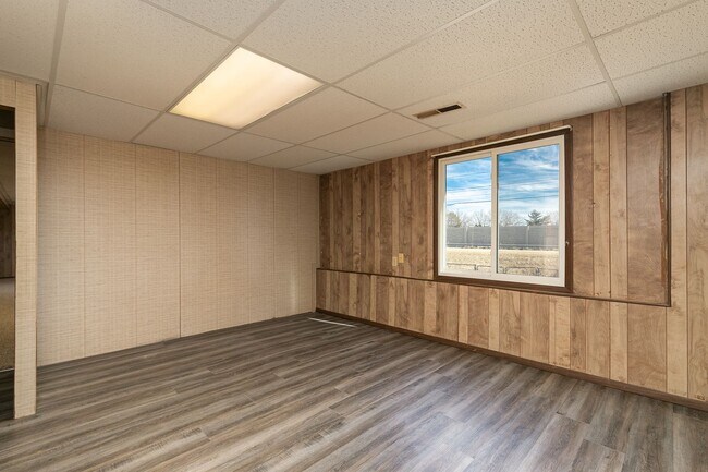 Building Photo - Updated 5 bedroom | 2 bath | 2 car garage | WALK OUT BASEMENT | Fenced backyard | Close to downto...