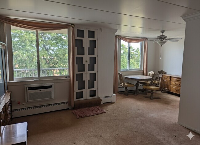 Building Photo - 225 S Rohlwing Rd