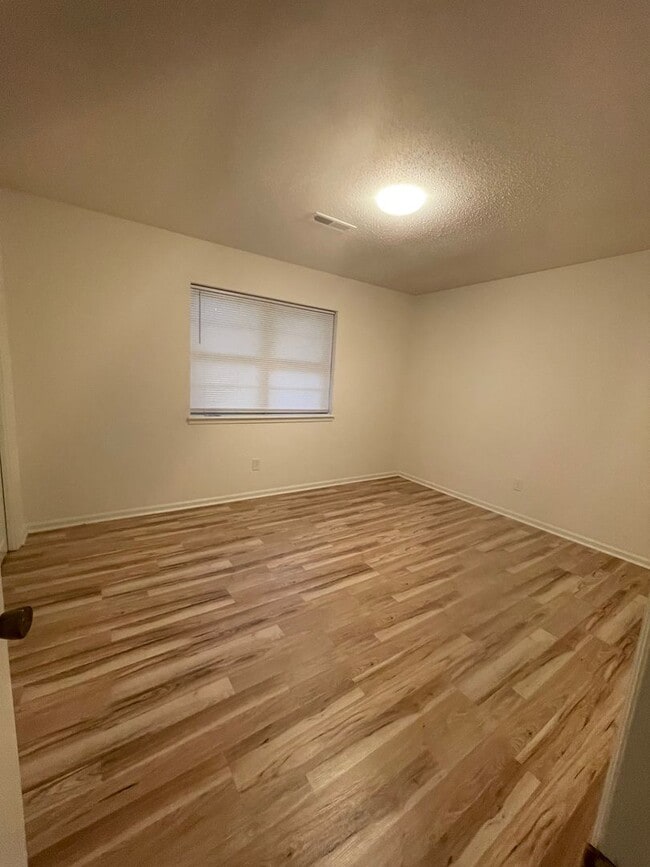 Building Photo - 3 bed - 1 bath - HUGE backyard