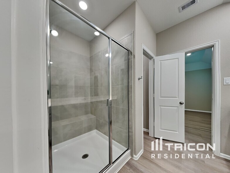 Building Photo - 10487 Pineland Dr
