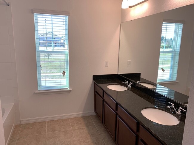 Building Photo - Spacious 4 Bedroom House - Oakland Trails