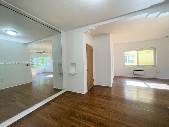 Building Photo - 955 Bay Dr