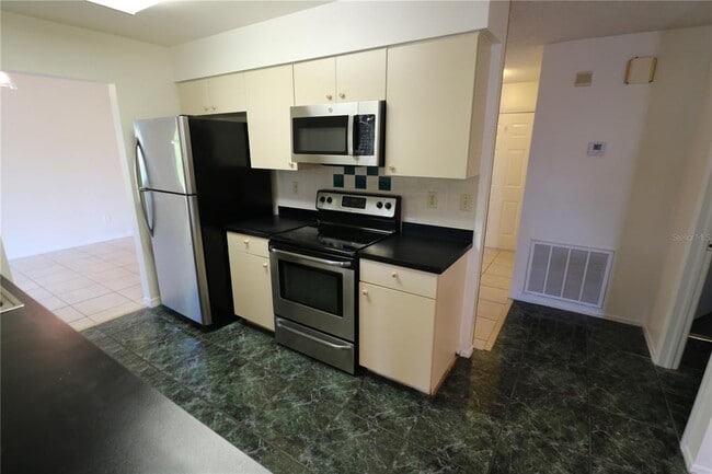 Building Photo - 5017 Oakshire Dr