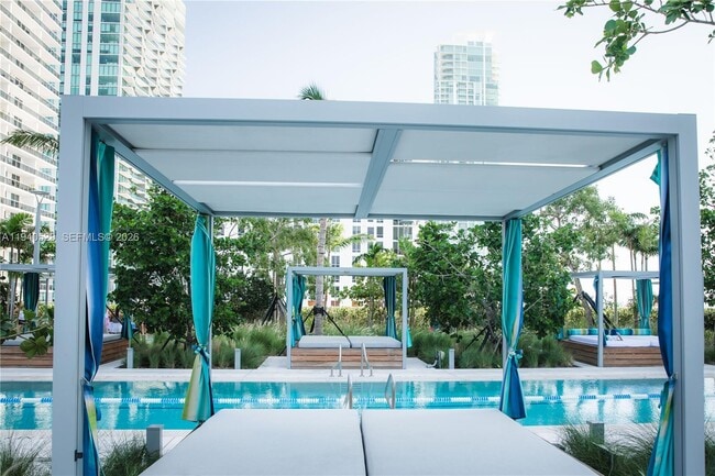 Building Photo - 700 NE 26th Terrace