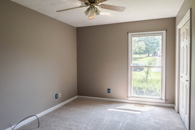 Building Photo - Ranch Home on Creek Lot!
