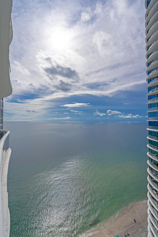 Building Photo - 15811 Collins Ave